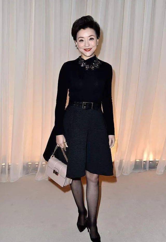 杨澜穿绿旗袍合影,脚上虽有老态但气质好,跟林心如像是同龄人!