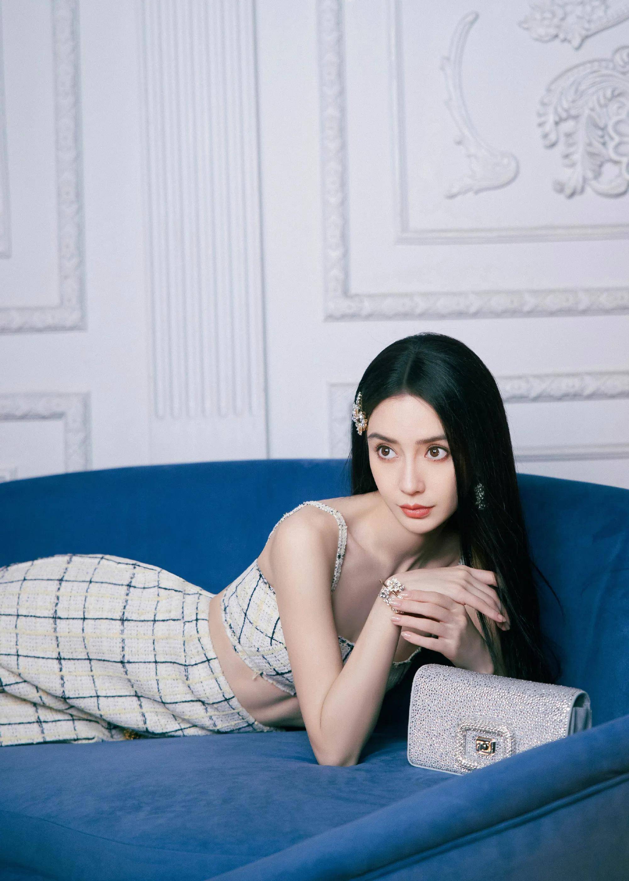 angelababy春意盎然开年大片 穿吊带裙秀美腿细腰 美艳动人 优雅高贵