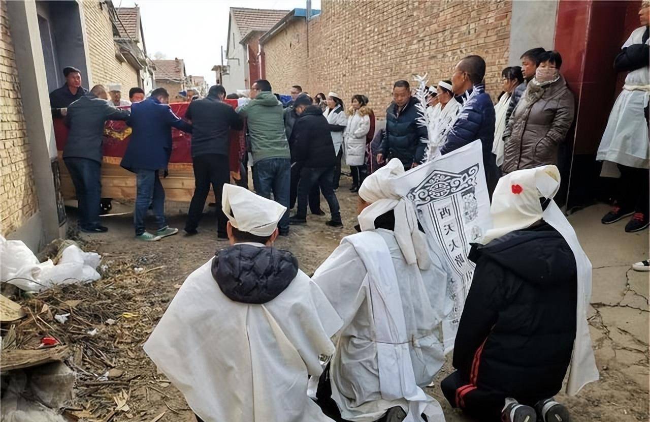 本就不宽敞的房子里,摆满了各种香蜡纸钱,还有食材.