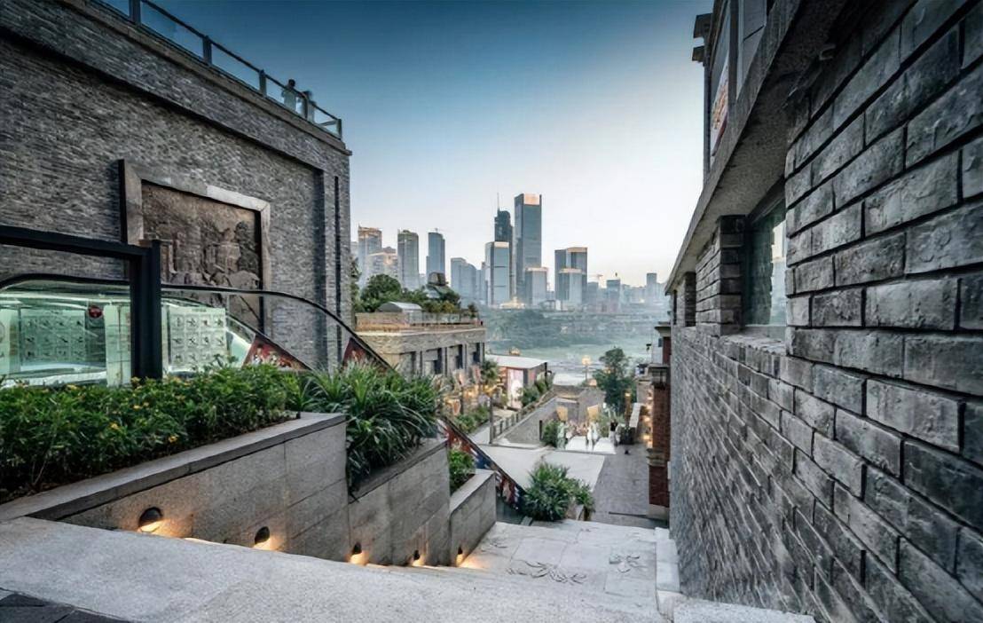 不同地势,商业项目"双首层"的设计策略根据不同的地势情况,双首层设计