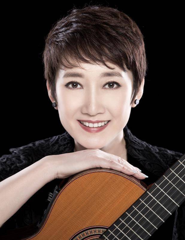 那时,程方圆刚刚从一名二胡演奏家转变为东方歌舞团的独唱歌手.