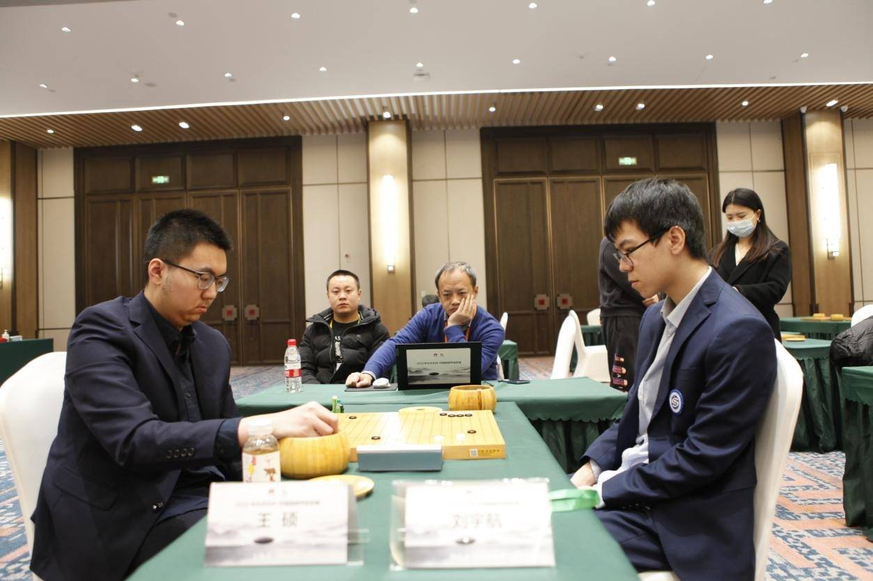 获得胜利的六位棋手分别是易灵涛8段,荣毅7段,刘启峰5段,童梦成8段,李