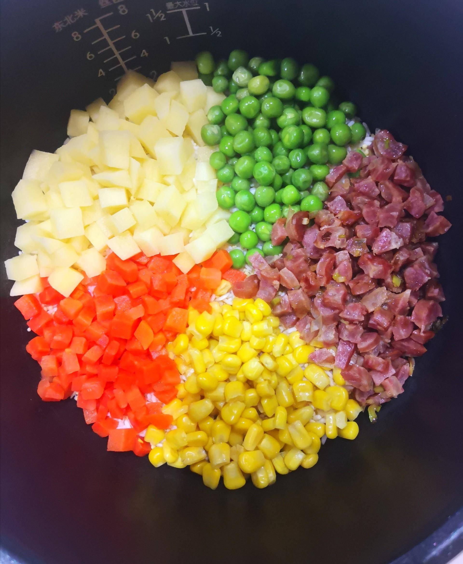 营养早餐第210期,五彩拌饭,肉菜饭都有,挑食的小朋友都爱吃_腊肠_食材