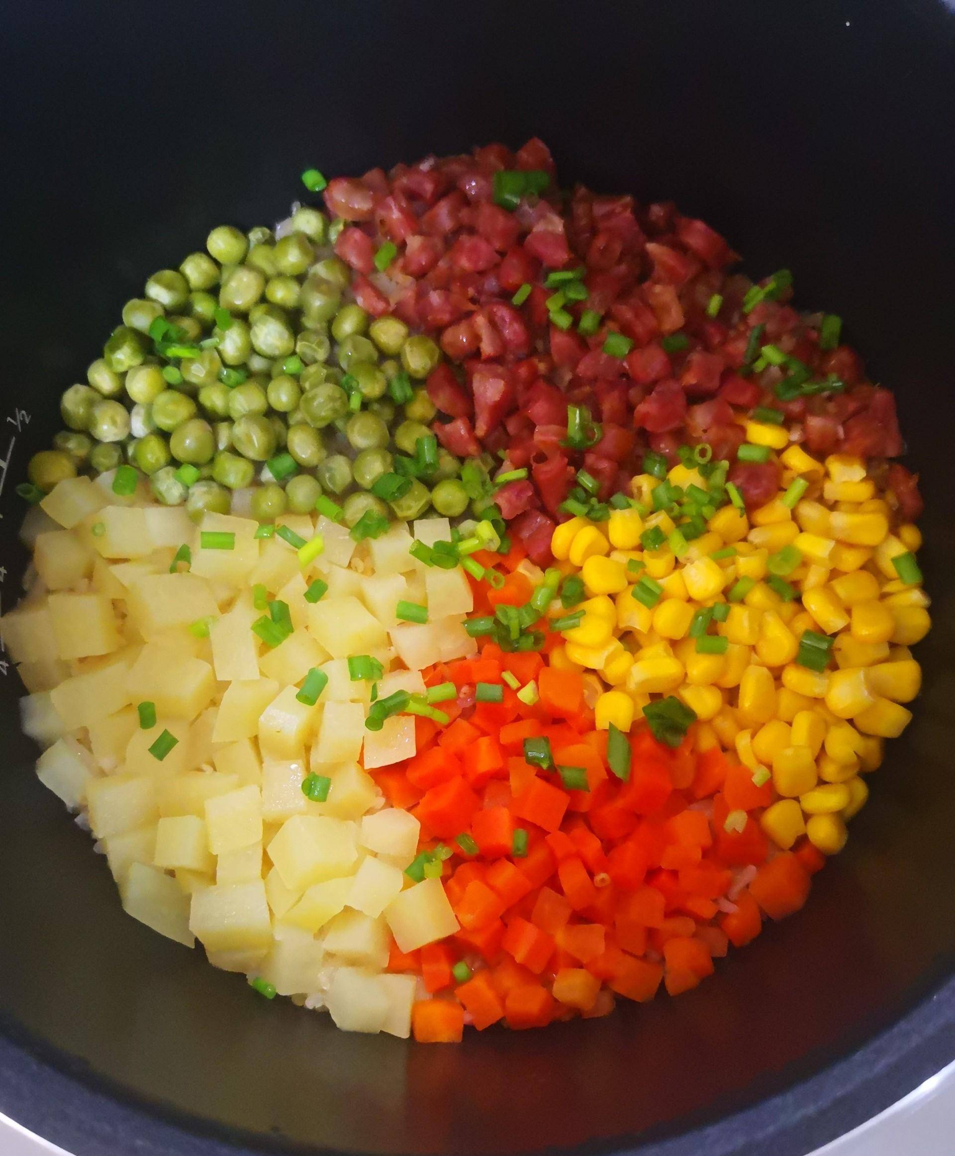 营养早餐第210期,五彩拌饭,肉菜饭都有,挑食的小朋友都爱吃_腊肠_食材