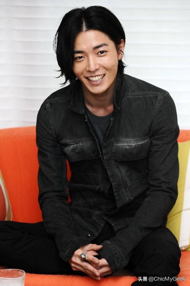 唯一一次是2018年《鬼怪》三神奶奶李伊在社交平台晒出一张金材昱