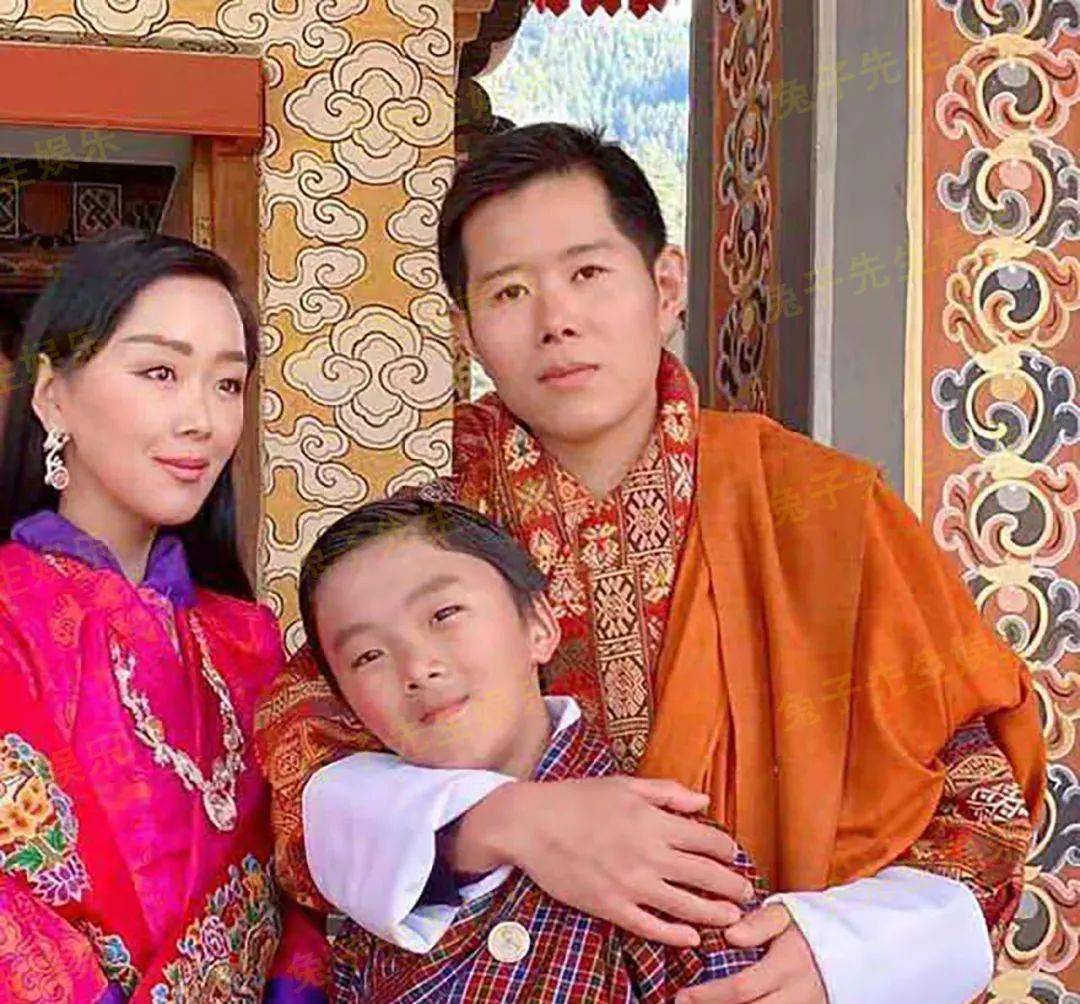 不丹二公主陪国王露面,淡妆素裹太惊艳,40岁国王头发稀疏真老气_王室