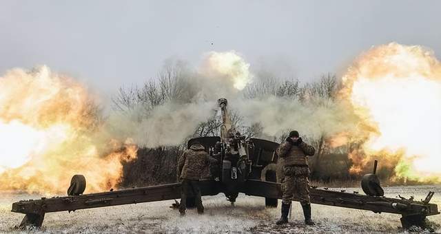 乌后方炮火连天,上万俄军集结莫斯科,乌防长:更大猛攻在后面_乌军