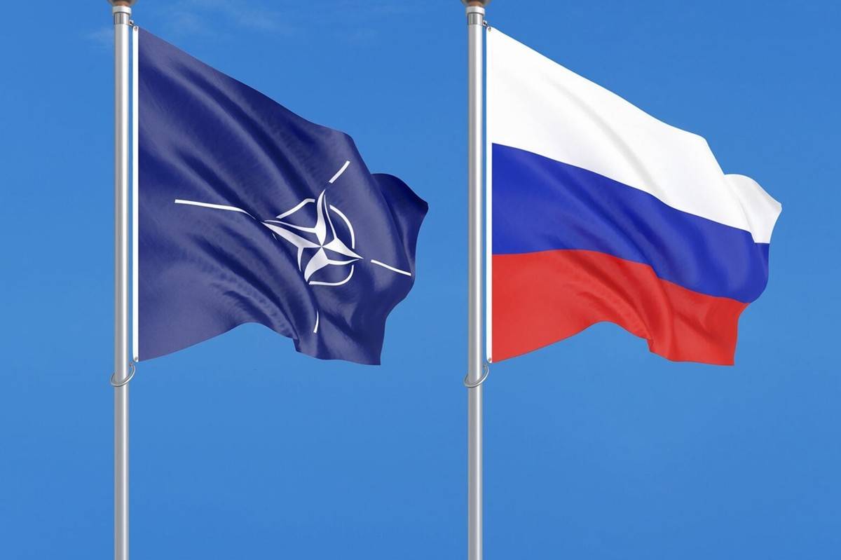 北约旗帜和俄罗斯国旗而更大的风险在于,战机很可能是俄罗斯的底线.