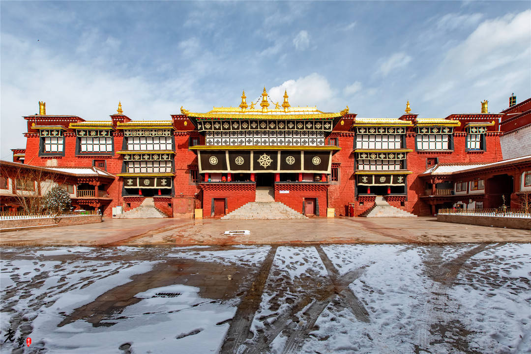 初雪后的强巴林寺,庄严之中更添几许圣洁,走进澜沧江源头第一寺_昌都