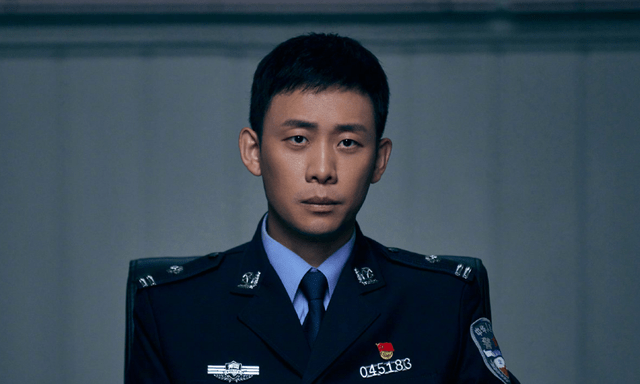 而如今,张译的新剧《他是谁》又将演警察,再次把警服牢牢的焊在了身上