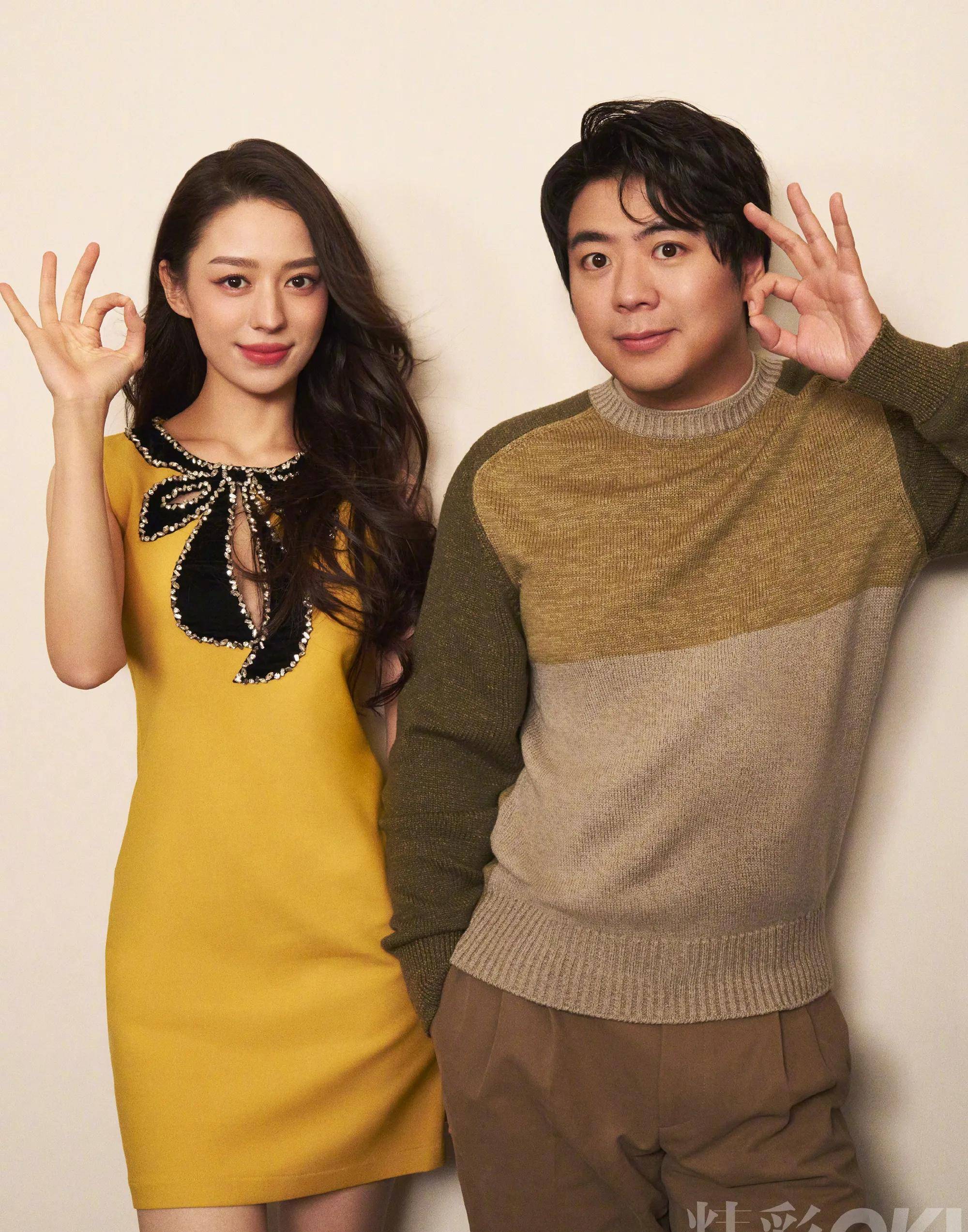 郎朗吉娜合体拍封面 甜蜜恩爱羡煞旁人 吉娜穿吊带裙身材丰满迷人_单