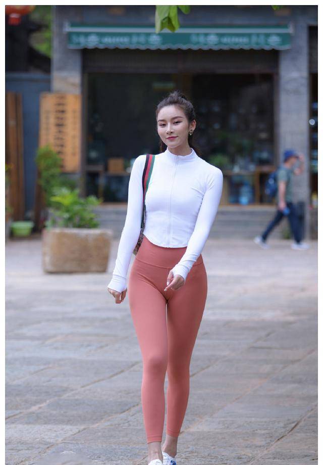 街拍:运动内衣不一定搭超短裤,今年流行配瑜伽裤,性感又抢眼