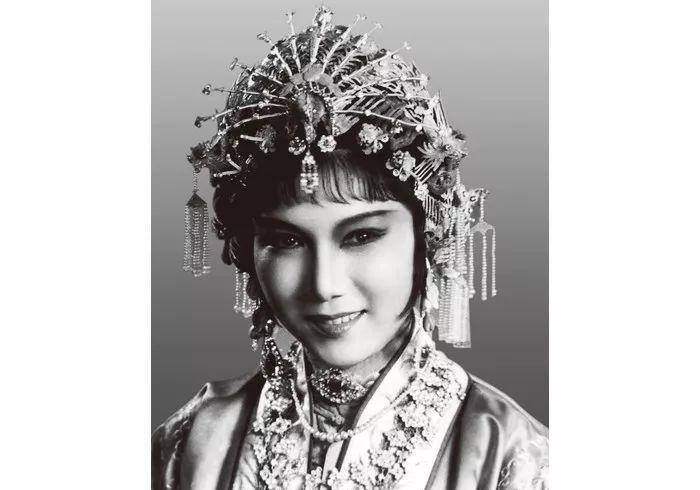 解放前,新凤霞没去上海演出,幸运,小白玉霜去了,流氓闹事_母亲_孩子