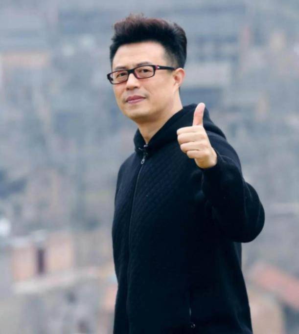 前央视主持人白燕升:妻子六级伤残依旧不离不弃,如今儿女双全_周佳