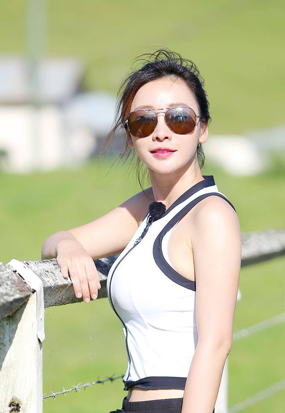 柳岩到底有多撩人?裙子被吹起的那一刻,网友:心脏顶不住了!