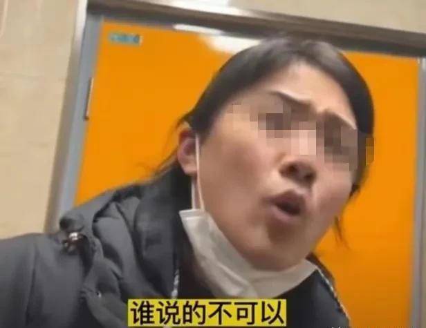 继“6岁男童上女厕”，一商场标语贴惹争议，单独带娃的宝妈太难