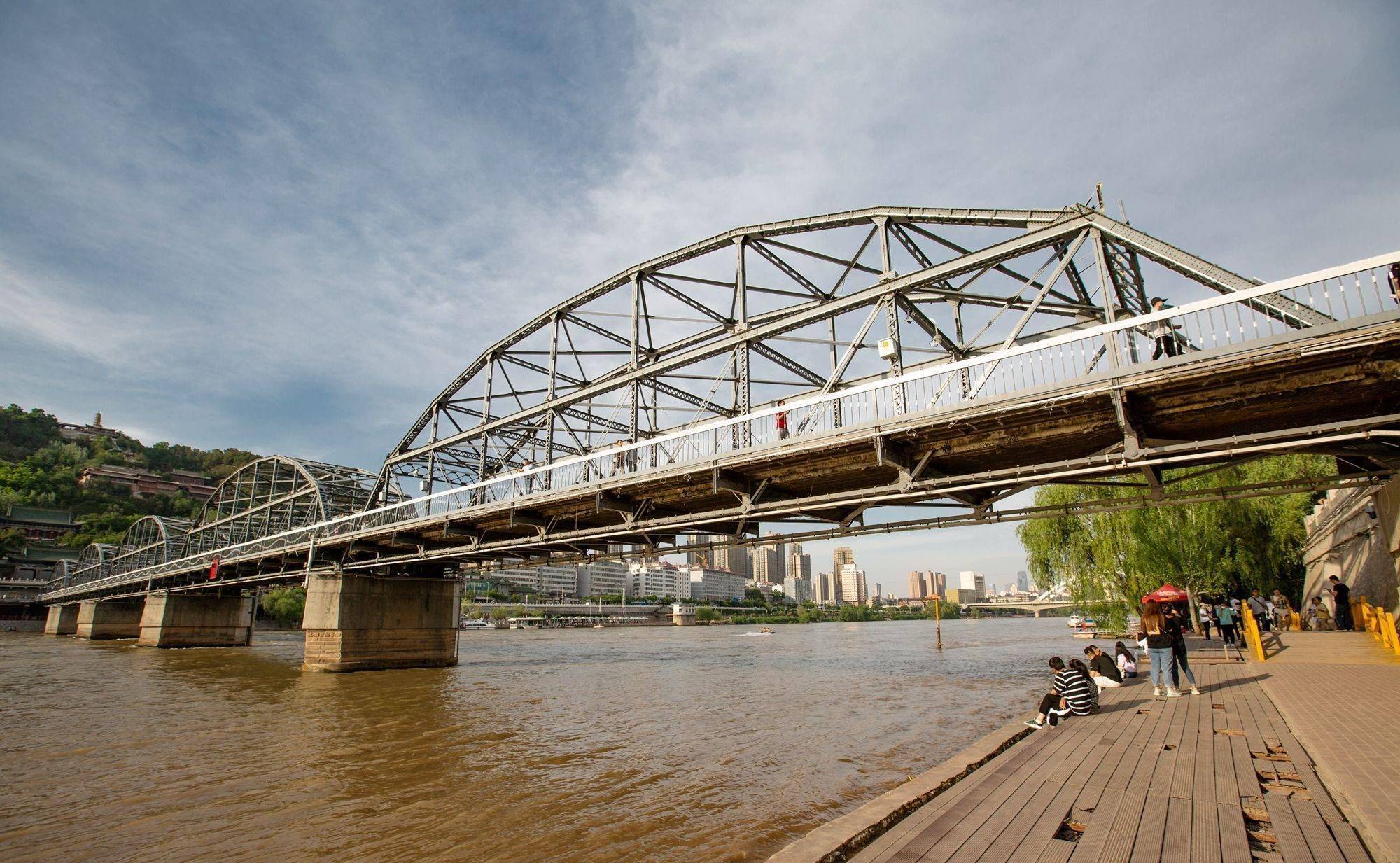 甘肃兰州"天下黄河第一桥",夜色下温馨浪漫,深受游客们的喜爱_铁桥