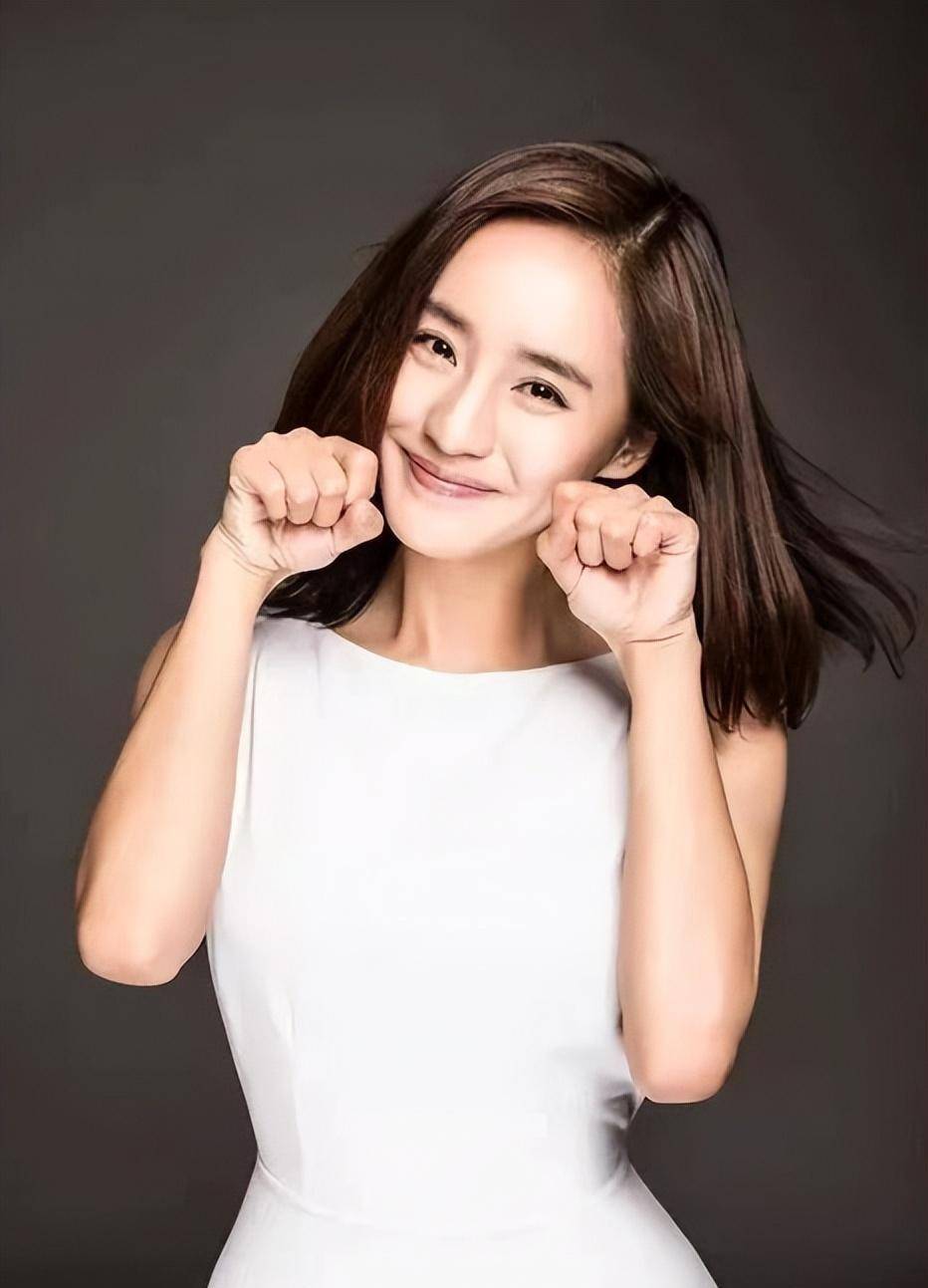 脸被称为杨幂,刘诗诗的合体.她的身材火辣,是内娱较少的丰腴美女.