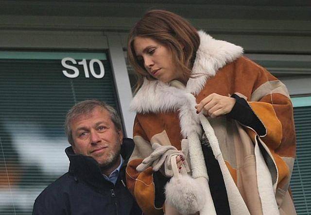 此前他经常带着第三任妻子达莎·朱可娃观看切尔西队的比赛,但近来