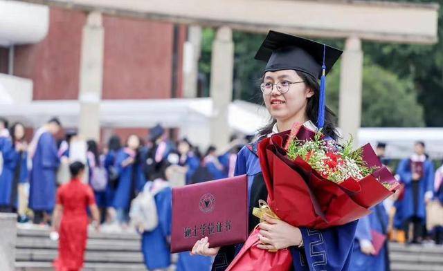 武汉大学毕业证封面图片