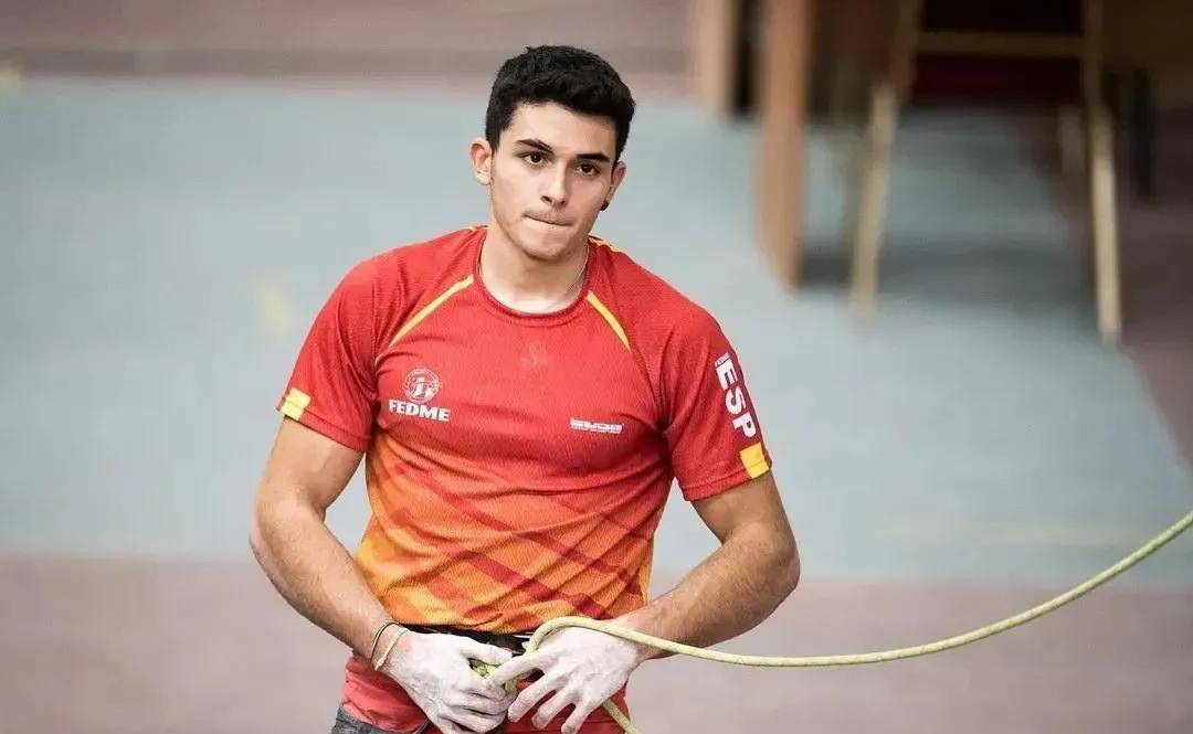 首枚奥运攀岩冠军获得者19岁的阿尔贝托因高颜值走红_运动_东京