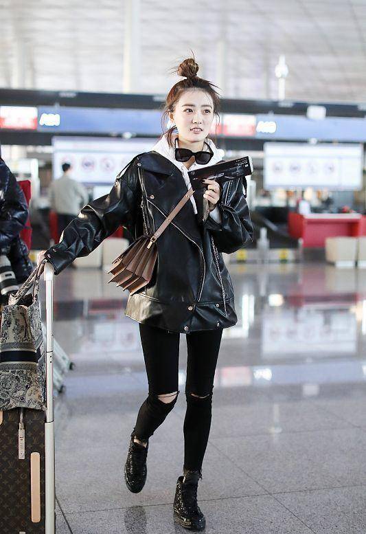 徐璐私下里也这么时髦,穿皮衣出门真个性,但冲天鬏还挺可爱的_黑色