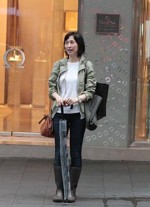 郭蔼明腿粗却不刻意遮掩,穿短裙照样有气质,好过一众筷子腿!