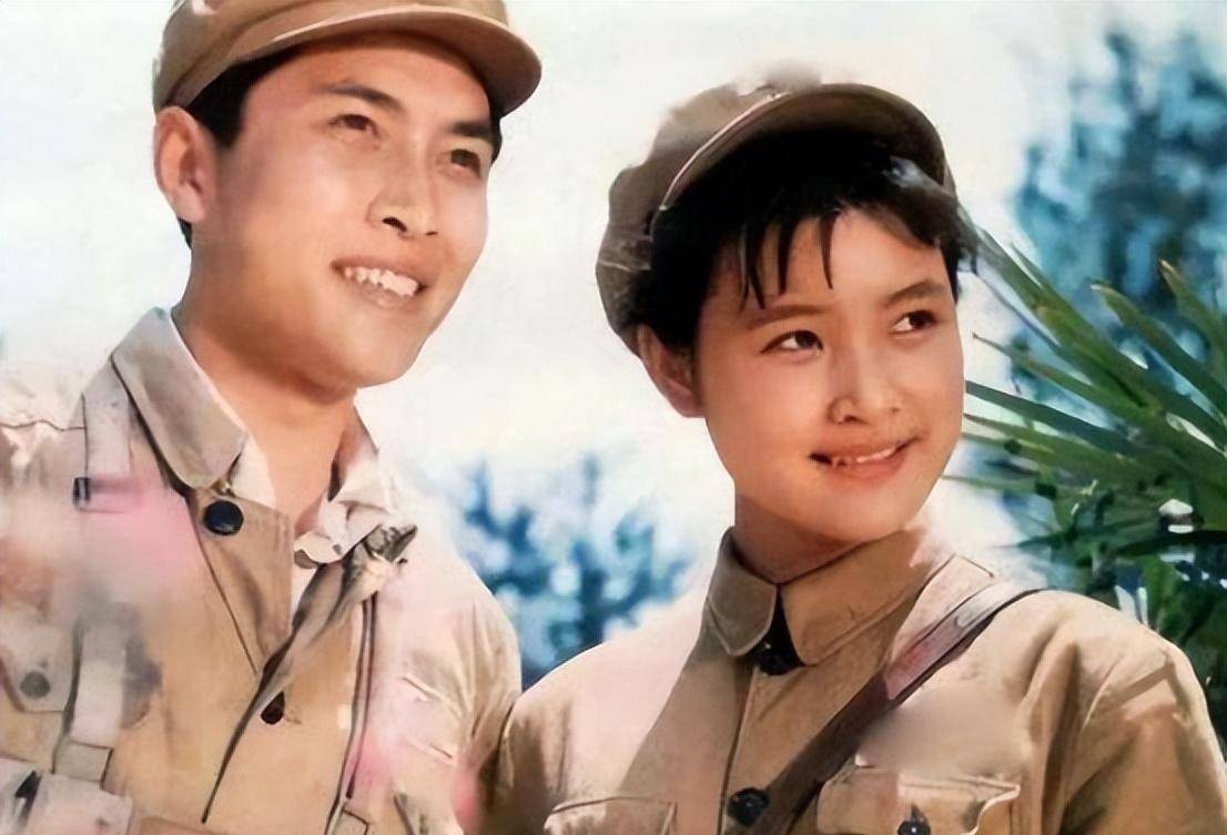 唐国强在电影《小花》中担任男主角,饰演了"小花"的哥哥.