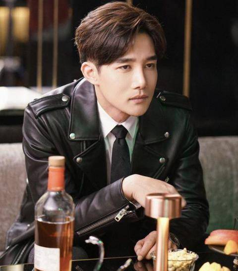 在热播剧《正青春》中,章涛饰演的金小贝还和殷桃上演了一段恋爱,精湛