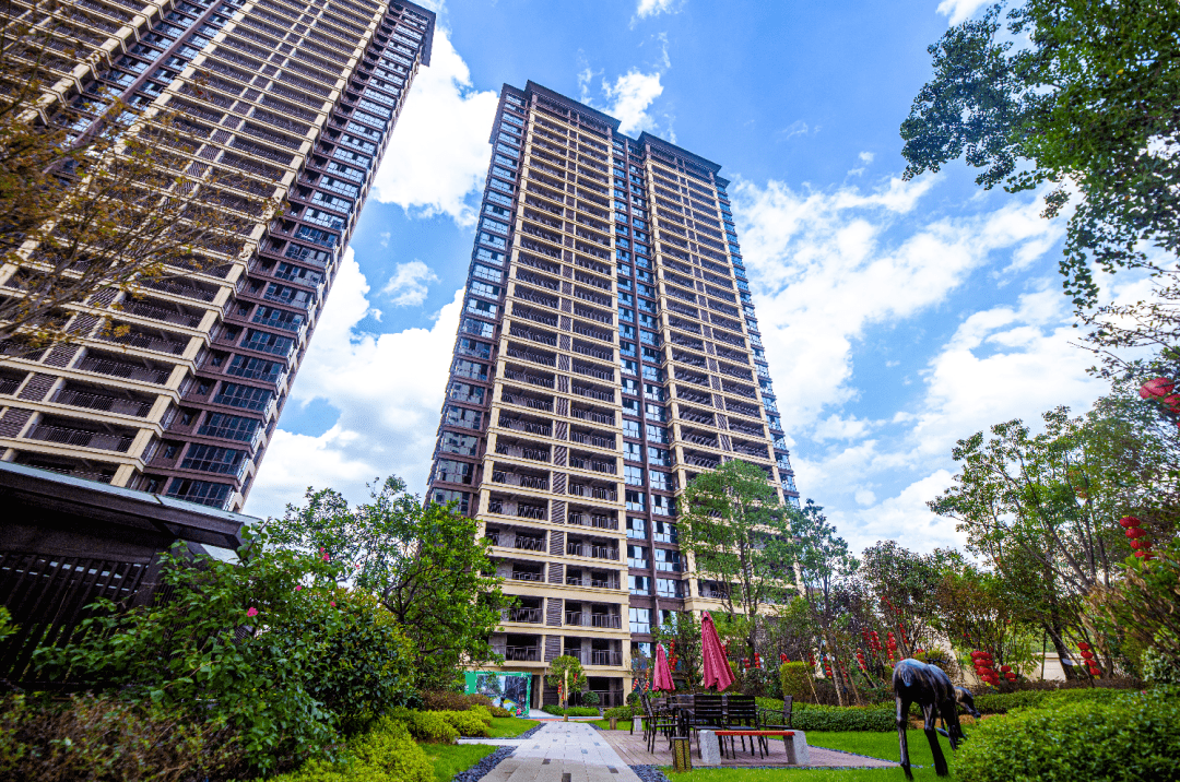 全力以赴,确保交楼丨市委常委,副市长黄立莅临金钟环球中心调研复工