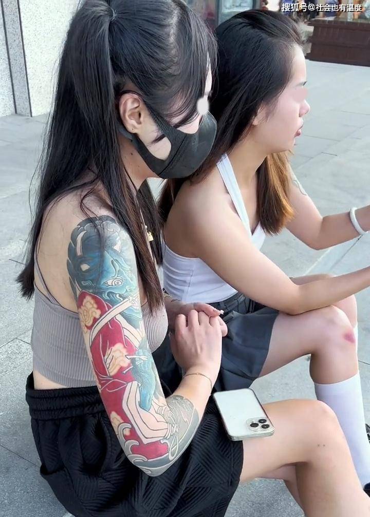 纹身女子被婆婆赶出家门,被要求返还20万彩礼,坐在路边一筹莫展_因为