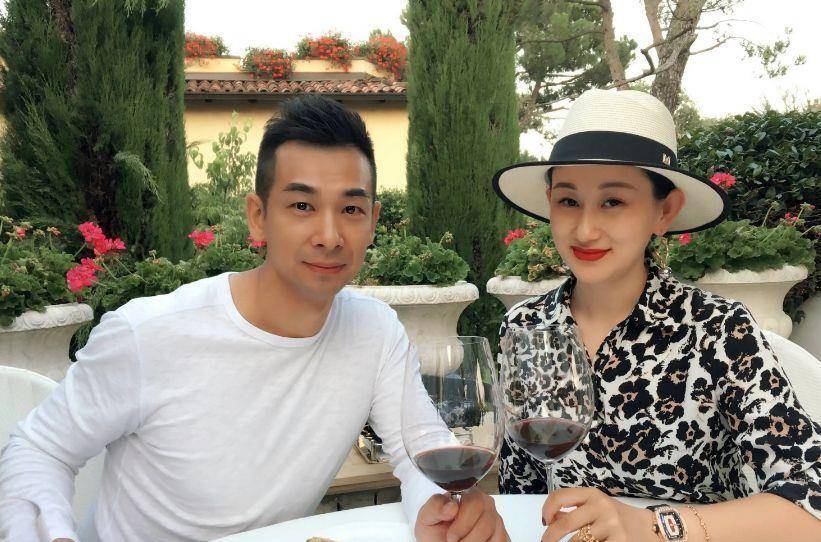 赵文卓与妻子现身按摩店,手挽手出门心情好,结婚20年感情依旧_张丹露