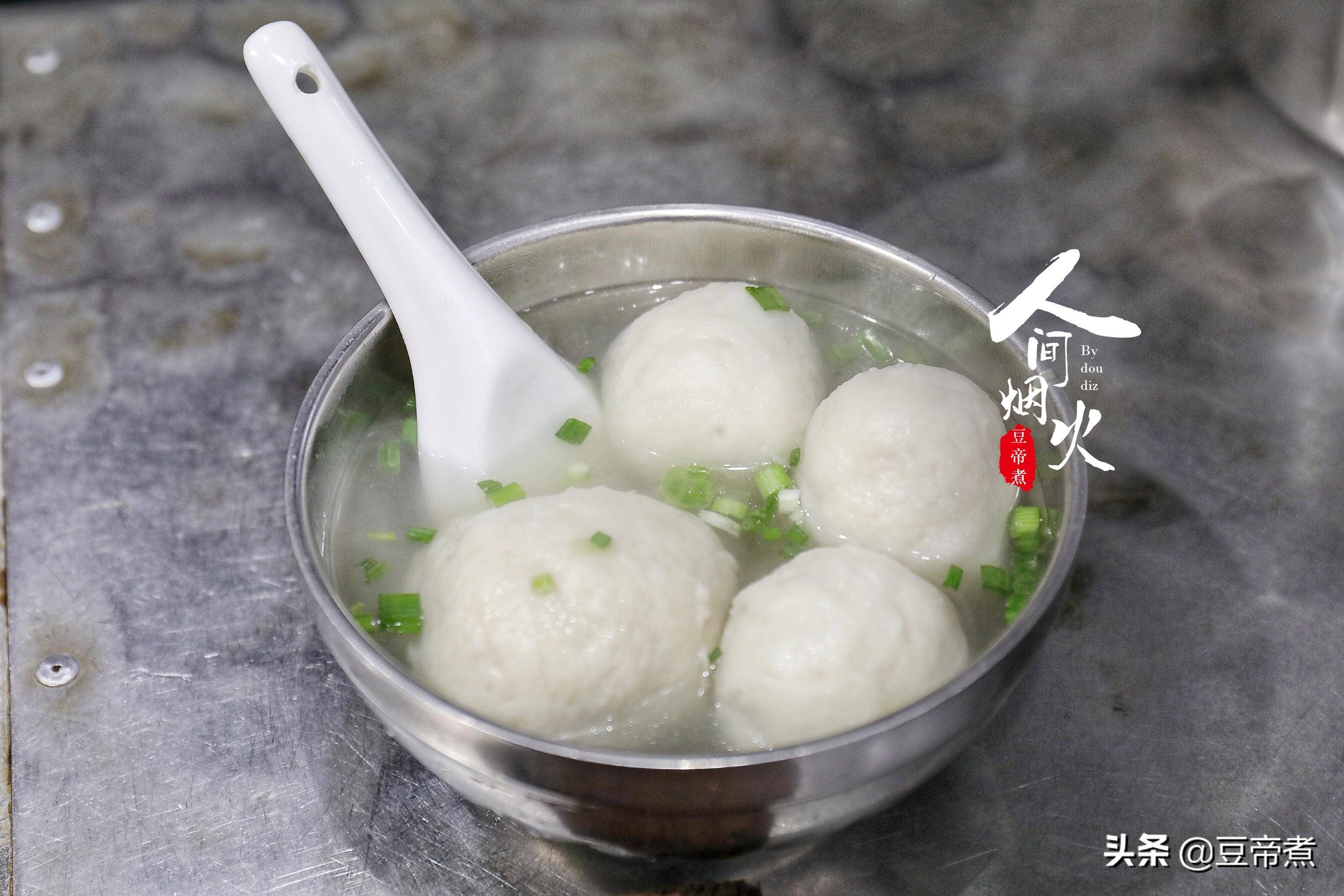 它就是"福州鱼丸"福州鱼丸一般采用三种海鱼来制作,分别是鳗鱼,马鲛鱼