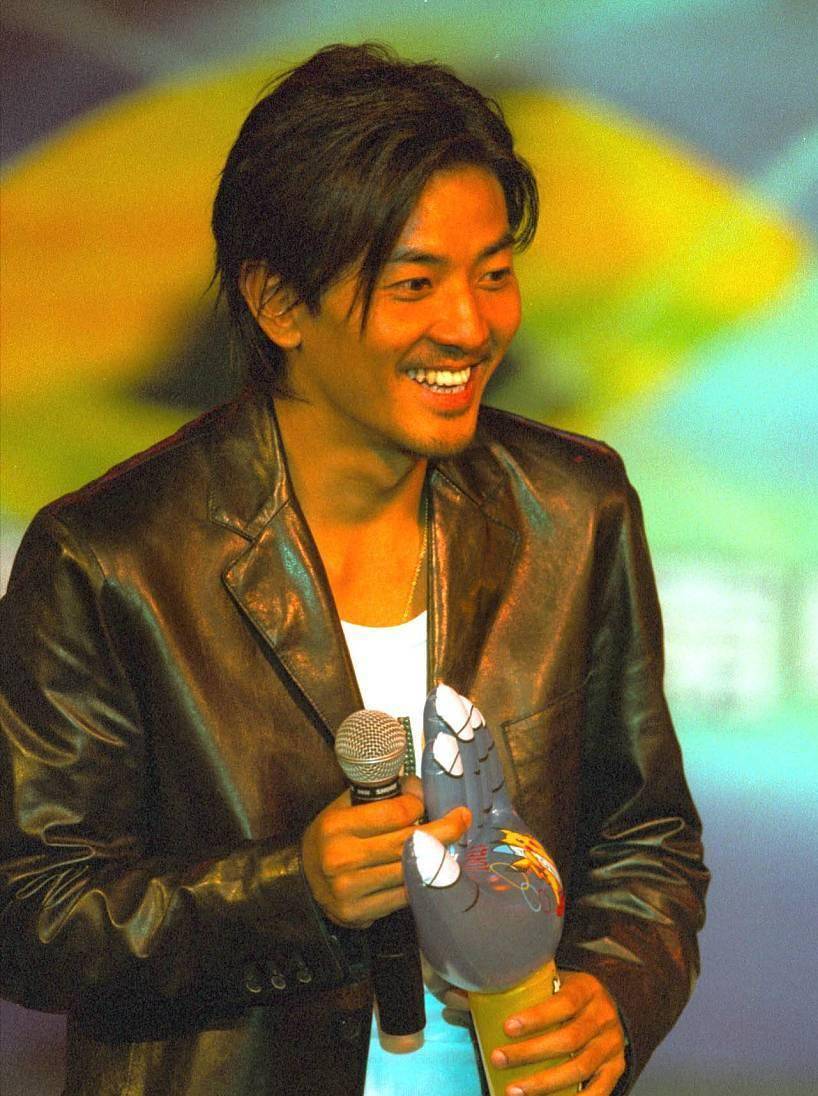 曾超越"四大天王"的男神郑伊健,现状如此落魄,陈小春说出原因_感情