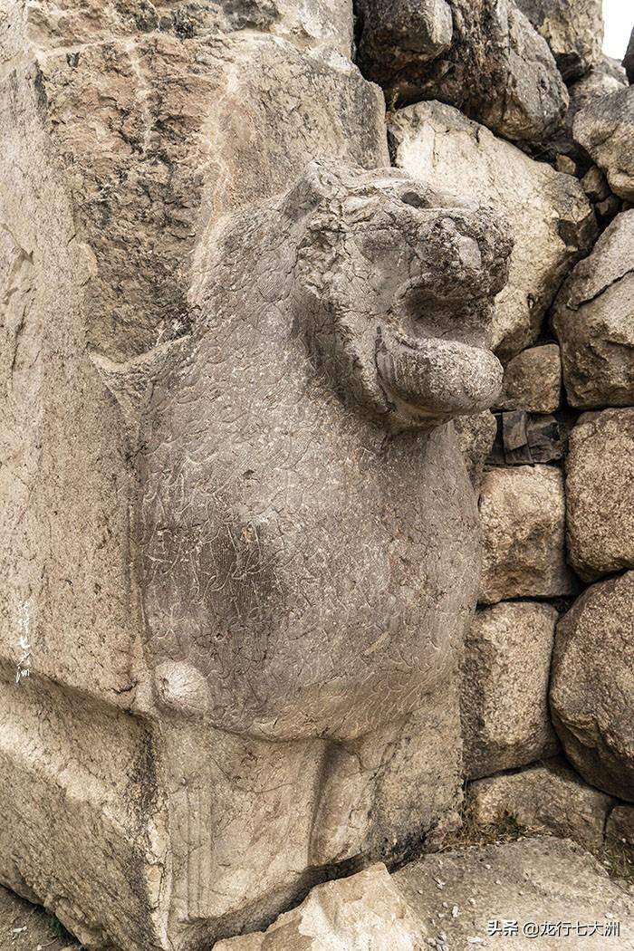 两只石狮子保护着哈图沙免遭邪恶的侵害