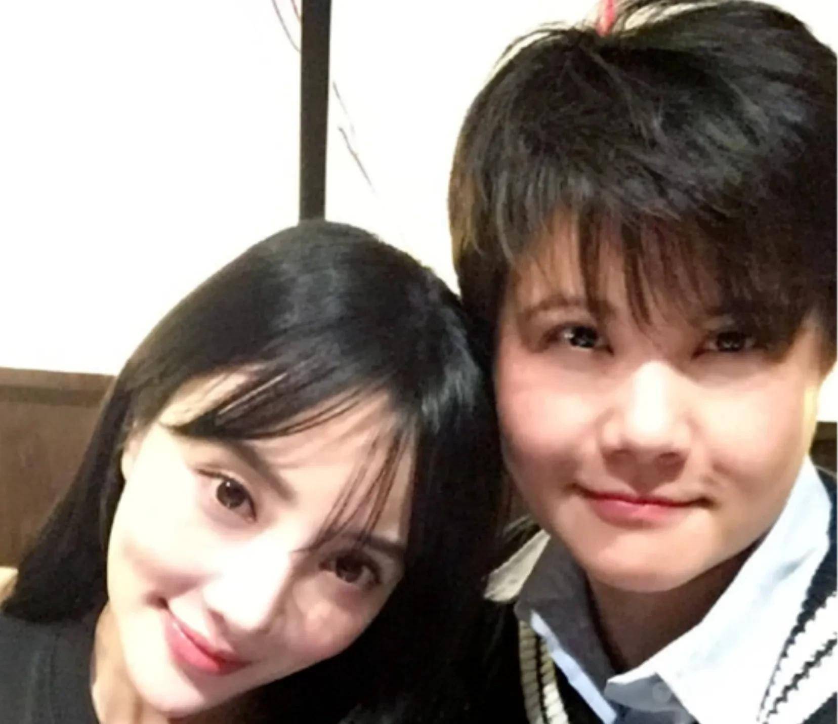 42岁李小璐晒亲密照,40岁合影对象引起争议,网友:在一起23年了_高星平