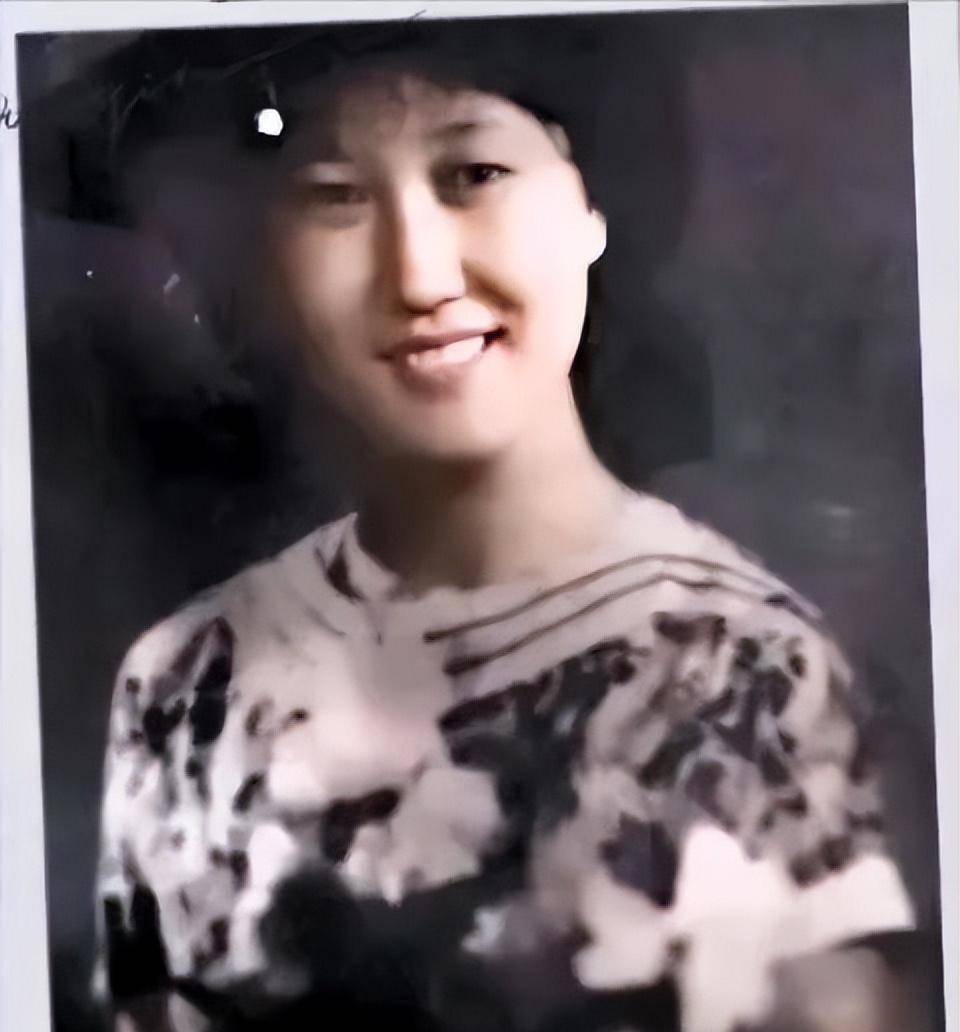 年轻时候的高秀敏,长相标致,身材高挑,也算是个大美女.