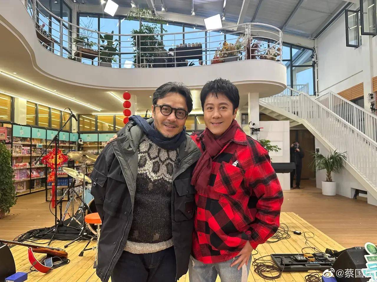 蔡国庆晒与汪涵合影,汪涵胡子拉碴头发花白,蓬头垢面让人心疼_湖南