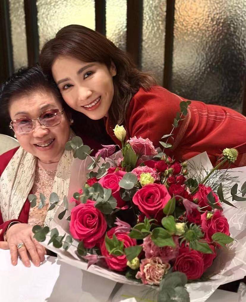 黎姿为母亲庆生,与妈妈相拥母女情深,父亲满头白发年迈沧桑_生活_生日