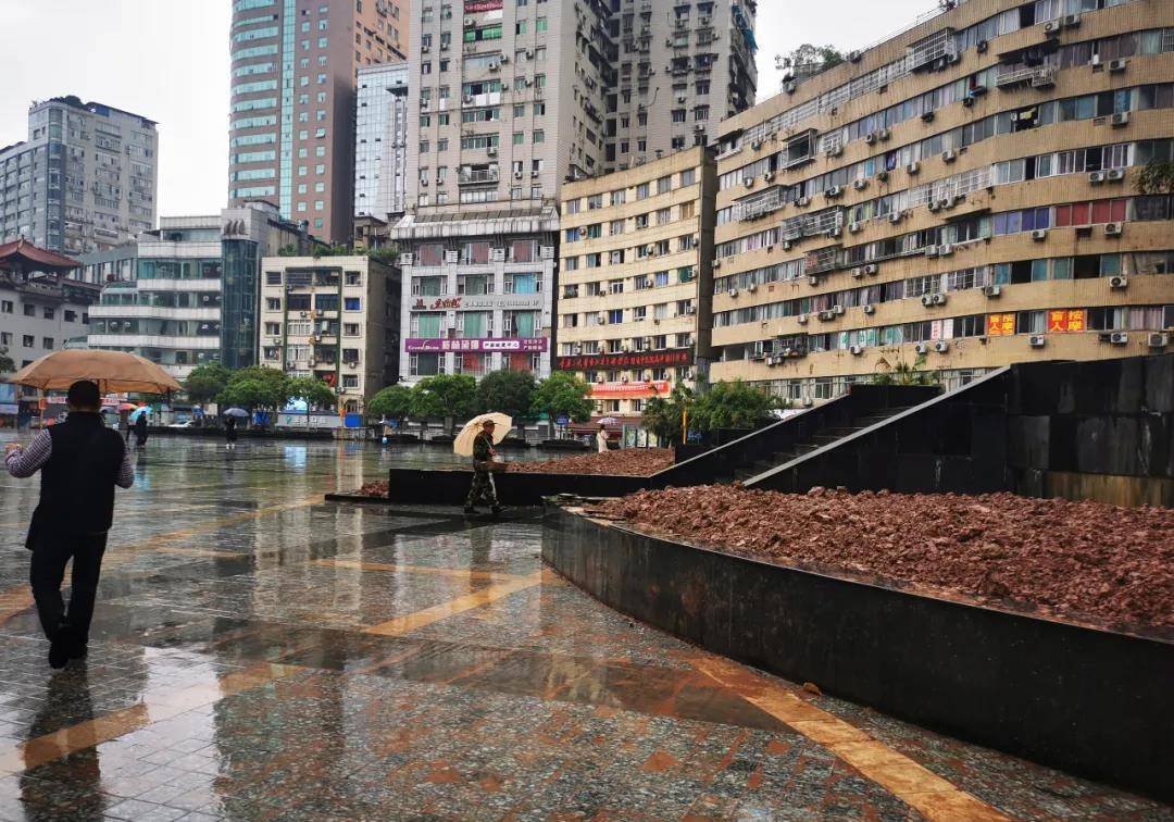 重庆万州高笋塘广场喷泉又要变样了?喷泉改成花池有必要没得?