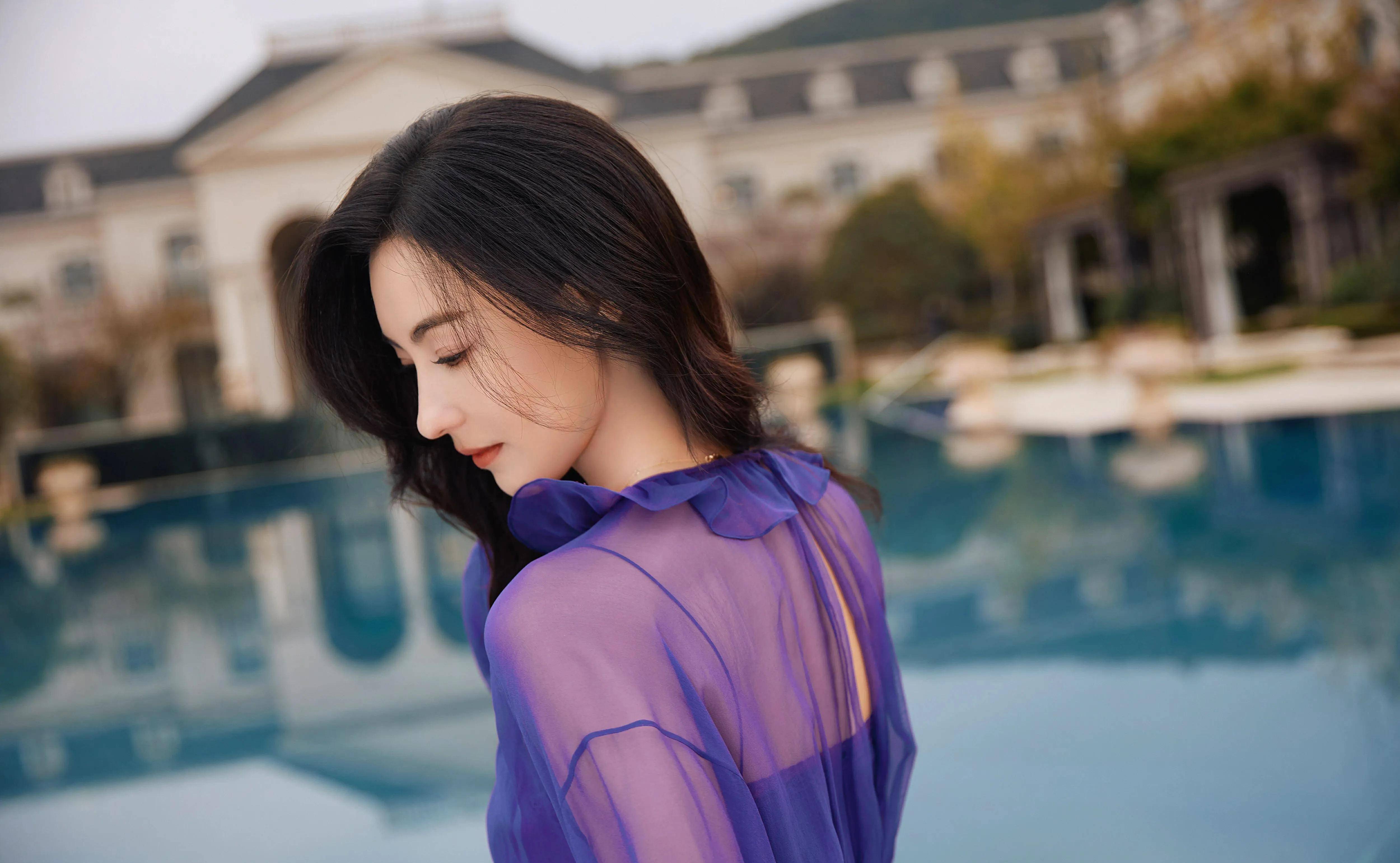 小林青霞晒最新随拍照 穿紫色长裙回眸一笑妩媚动人_卷发_波浪_花园