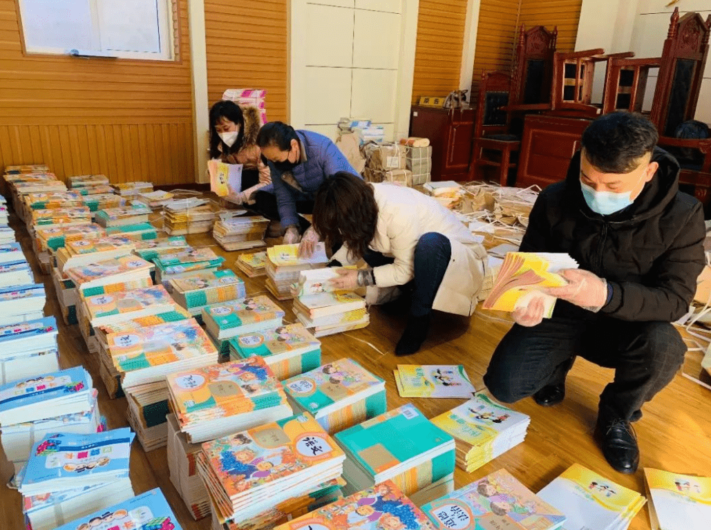 小学门口摆摊代包书皮,2元一本生意火爆,网友:这钱也太好赚了