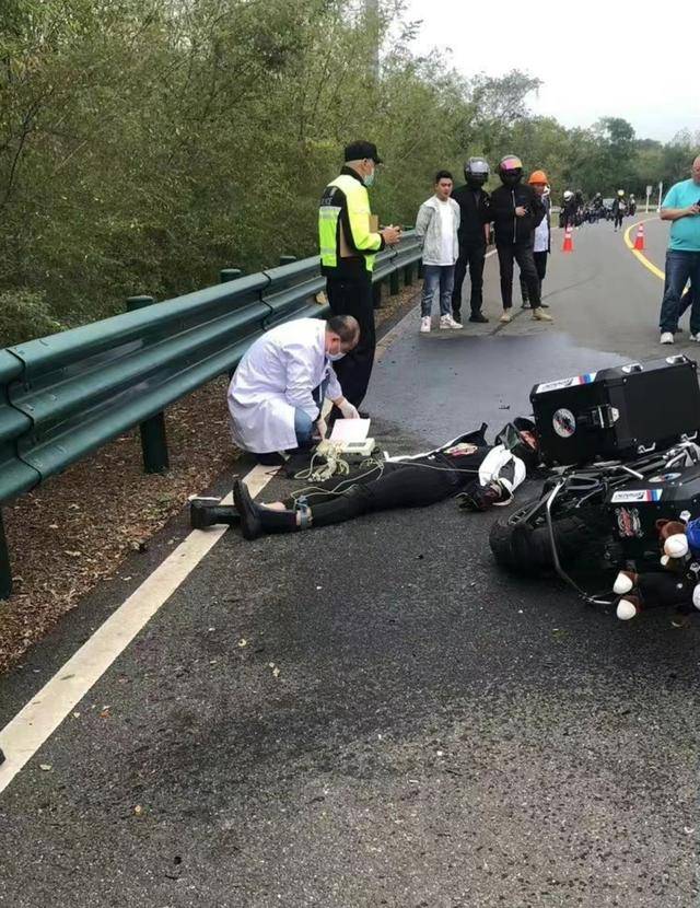 23岁女网红车祸去世,驾驶摩托车违规超车,模仿痞幼穿丝袜晒身材_视频