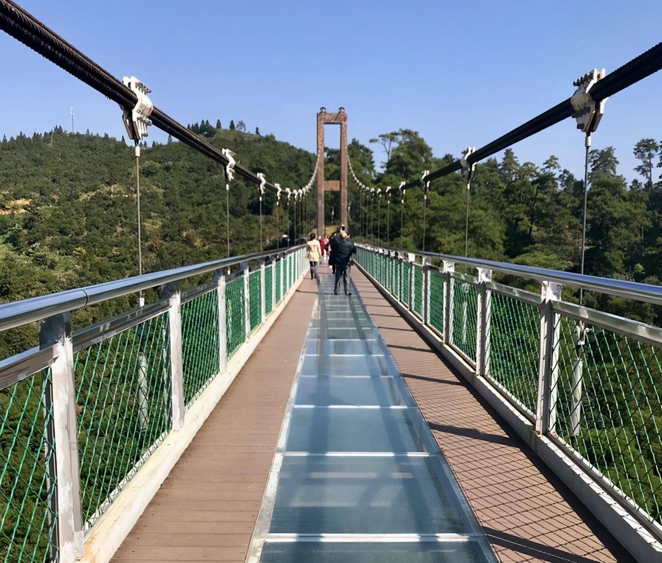 这座桥名为卧云桥,又称作"垒心桥",是篁岭景区内的一个"人气"景点