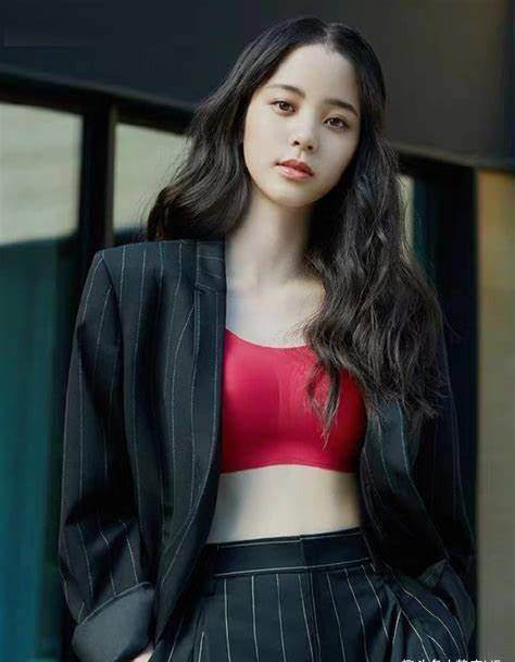 欧阳娜娜大秀好身材,时尚花瓣礼服吸睛,可以看出身段锻炼得很瘦_表演