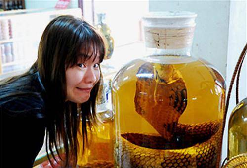 酒中泡一年的活毒蛇,开瓶后窜出来咬死人,为啥蛇泡这么久不死?