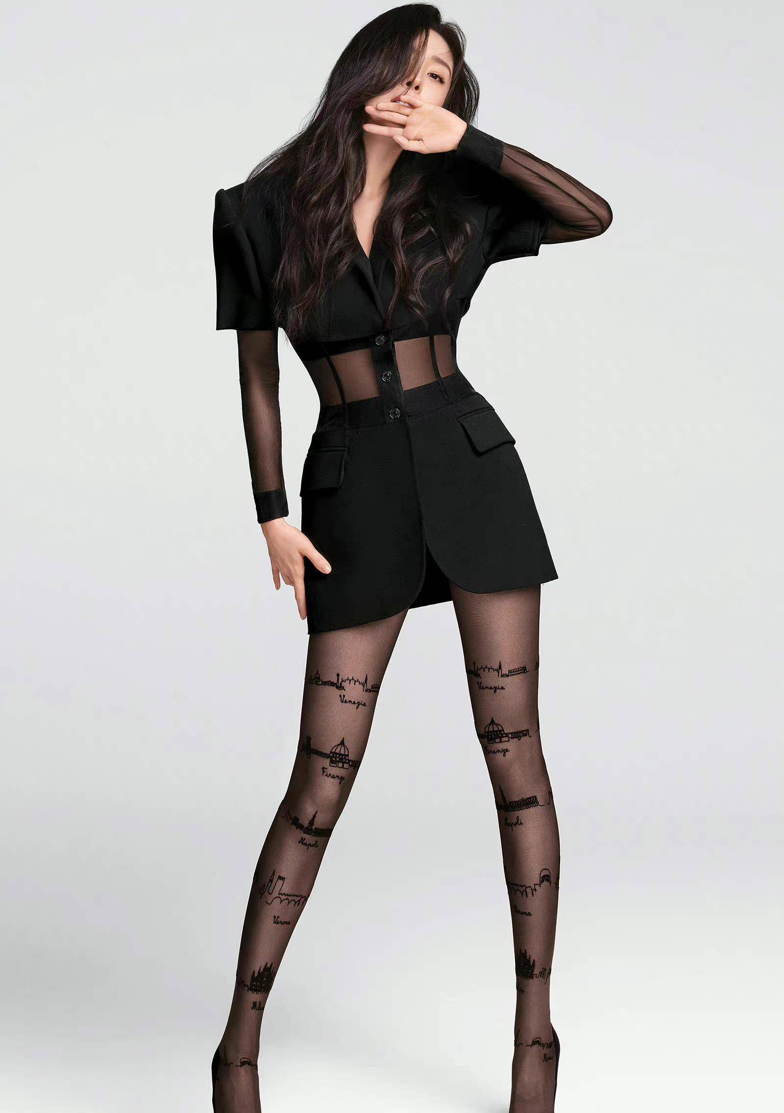 明星写真:杨幂包臀裙搭配"星座"黑丝袜高跟鞋,性感妩媚好身材_公司_连