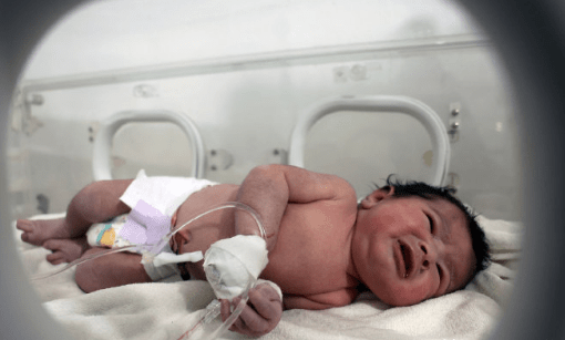 地震中女婴获救时脐带仍与遇难母亲相连,真是极其幸运又极其不幸