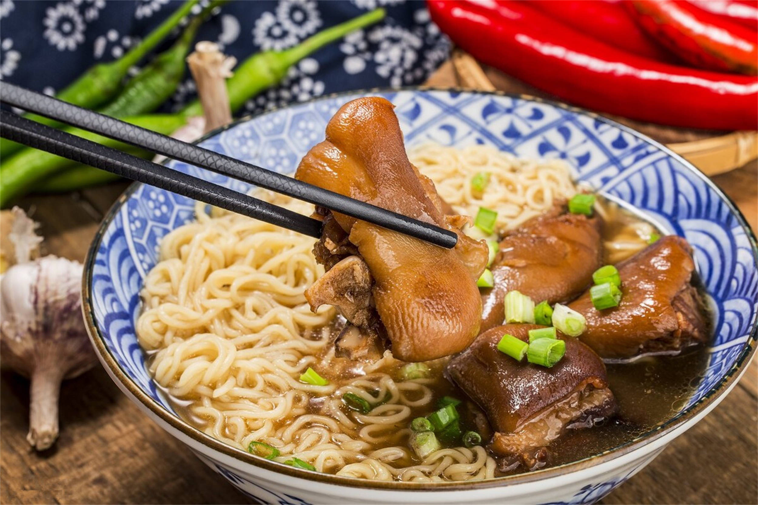 一碗地道的猪手面,必定是用猪前蹄制作出来的,肥嫩新鲜的猪手洗净后要