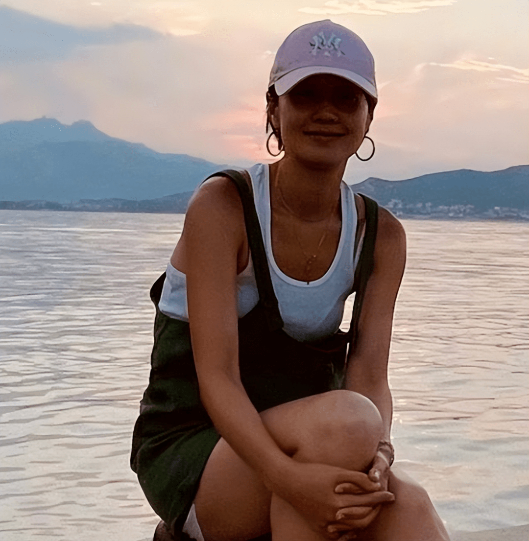 马伊琍喝街边咖啡,穿睡衣拖鞋跟普通大妈无异,坐姿真实让人叹服_时候